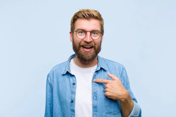 Junger Blonder Erwachsener Mann Der Glücklich Stolz Und Überrascht Aussieht — Stockfoto