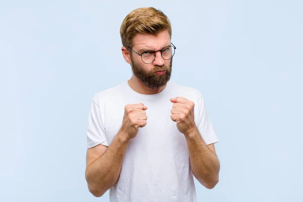 Ung Blond Vuxen Man Ser Säker Arg Stark Och Aggressiv — Stockfoto