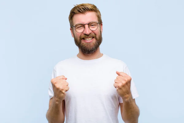 Joven Hombre Adulto Rubio Gritando Triunfalmente Riendo Sintiéndose Feliz Emocionado —  Fotos de Stock