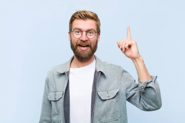 Jong Blond Volwassen Man Gevoel Als Een Gelukkig Opgewonden Genie — Stockfoto