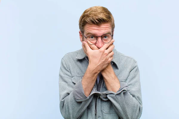 Ung Blond Vuxen Man Täcker Munnen Med Händer Med Chockad — Stockfoto
