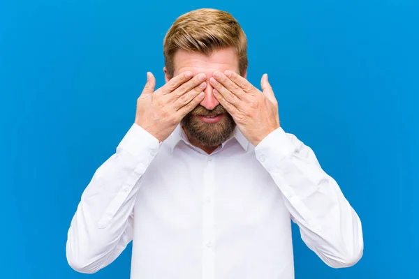 Sonriendo Sintiéndose Feliz Cubriendo Los Ojos Con Ambas Manos Esperando —  Fotos de Stock