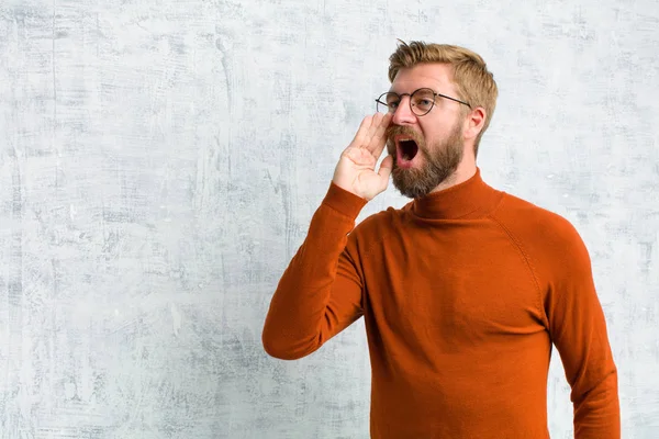 Vista Perfil Mirando Feliz Emocionado Gritando Llamando Para Copiar Espacio — Foto de Stock