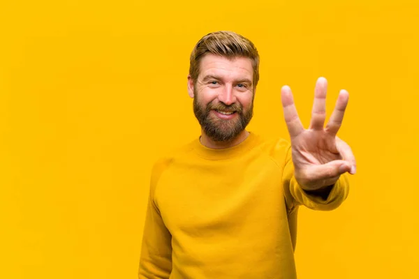 Jonge Blonde Man Glimlachen Kijken Vriendelijk Tonen Nummer Drie Derde — Stockfoto