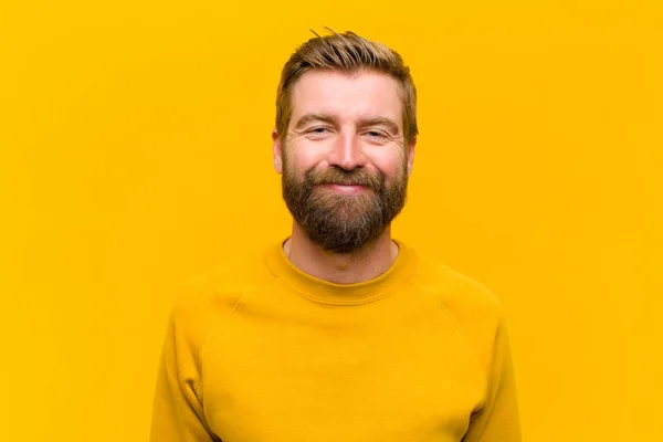 Junger Blonder Mann Lächelt Positiv Und Selbstbewusst Sieht Zufrieden Freundlich — Stockfoto