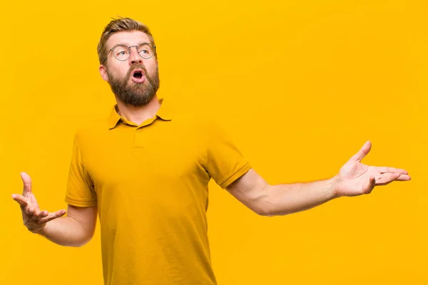 Joven Rubio Interpretando Ópera Cantando Concierto Espectáculo Sintiéndose Romántico Artístico — Foto de Stock