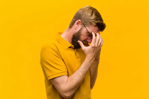 Ung Blond Man Som Täcker Ögonen Med Händer Med Sorgsen — Stockfoto