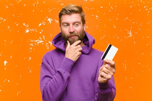 Jonge Blonde Man Met Een Creditcard Dragen Van Een Paarse — Stockfoto