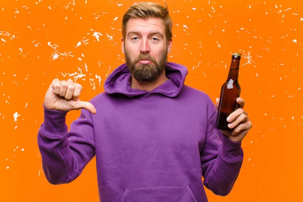 Junger Blonder Mann Bei Einem Bier Mit Lila Kapuzenpulli Gegen — Stockfoto