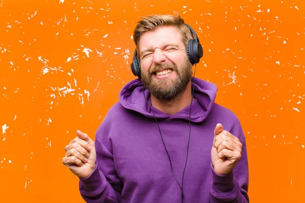 Joven Hombre Rubio Bailando Escuchando Música Con Auriculares Con Una —  Fotos de Stock