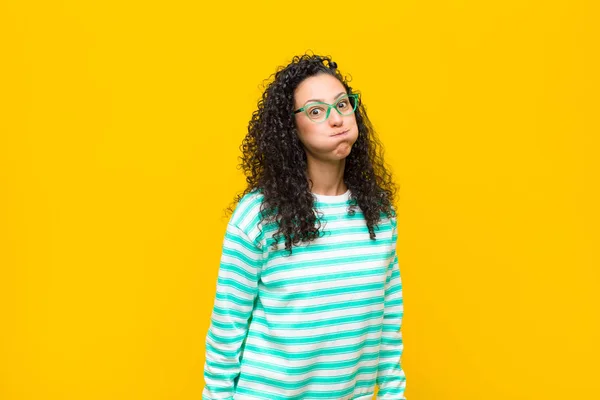 Junge Hübsche Frau Mit Einem Dummen Verrückten Überraschten Gesichtsausdruck Aufgeblasenen — Stockfoto