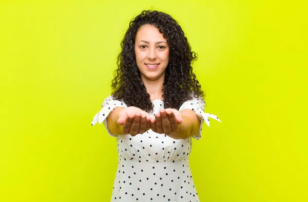 Jovem Mulher Bonita Sorrindo Feliz Com Amigável Confiante Olhar Positivo — Fotografia de Stock