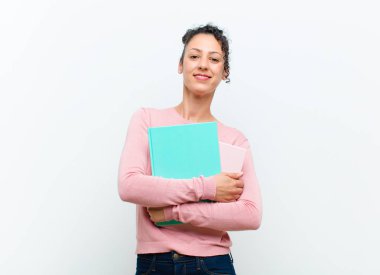 Genç ve güzel bir kadın gülüyor ve alnına şaplak atıyor. Unutmuşum yoksa yerde oturmak aptalca bir hataydı.  