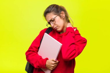 Genç, güzel bir öğrenci endişeli, hasta, hasta ve mutsuz hissediyor. Ağrılı bir mide ağrısı ya da grip geçiriyor.