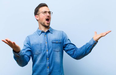 Genç yakışıklı bir adam opera yapıyor ya da konserde şarkı söylüyor, romantik, sanatsal ve tutkulu hissediyor.