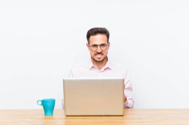 Genç yakışıklı iş adamı sinirli, sinirli, sinirli bakışlar ve sıkı yumruklar ile agresif bir şekilde bağırıyor.