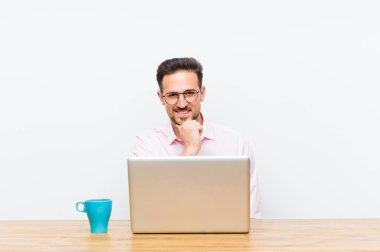 Genç yakışıklı işadamı gülümsüyor, hayattan zevk alıyor, mutlu, arkadaş canlısı, tatmin olmuş ve tasasız.