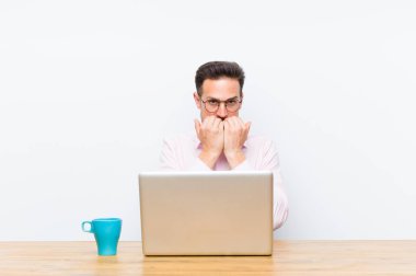 Genç yakışıklı iş adamı endişeli, endişeli, stresli ve korkmuş görünüyor, tırnak yiyor ve yanal fotokopi alanı arıyor.