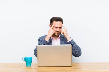 Genç yakışıklı işadamı bir fikre odaklanmış ve kafa yoruyor, meydan okumaya ya da soruna bir çözüm hayal ediyor.