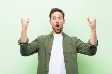 Genç ve yakışıklı bir adam inanılmaz bir başarıyı kutluyor. Kazanan gibi, heyecanlı ve mutlu görünüyor.!