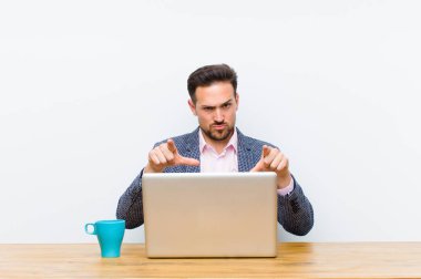 Genç ve yakışıklı iş adamı kameraya hem parmaklarıyla hem de kızgın bir ifadeyle sana görevini yapmanı söylüyor.