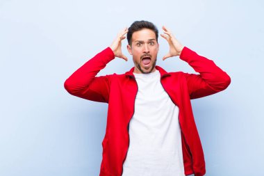 Genç yakışıklı sporcu ya da monitör elleri havada çığlık atıyor, öfkeli, sinirli, stresli ve üzgün hissediyor.