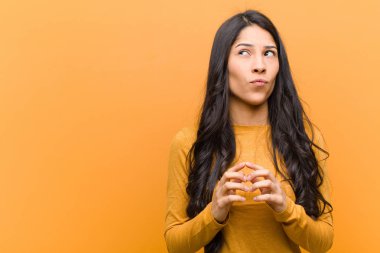 Genç ve güzel İspanyol kadın entrikalar ve komplolar kuruyor, hilekar hileler ve hilekarlıklar düşünüyor, kahverengi duvara karşı kurnaz ve ihanet ediyor.