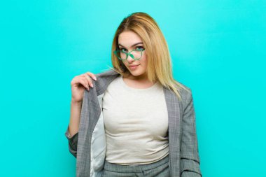 Genç, güzel sarışın kadın kibirli, başarılı, pozitif ve gururlu görünüyor. Kendini düz duvara gösteriyor.