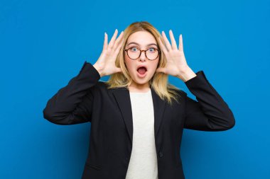 Genç, güzel, sarışın bir kadın ellerini havaya kaldırarak bağırıyor. Öfkeli, sinirli, stresli ve üzgün hissediyor.