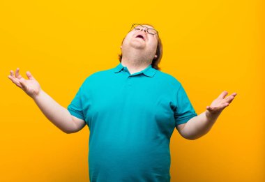 Genç, büyük bir adam opera yapıyor veya konserde şarkı söylüyor. Romantik, sanatsal ve turuncu duvara karşı tutkulu hissediyor.