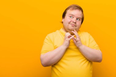 Kibirli, haylaz ve kibirli. Şeytani bir plan kurarken ya da bir numara düşünürken.