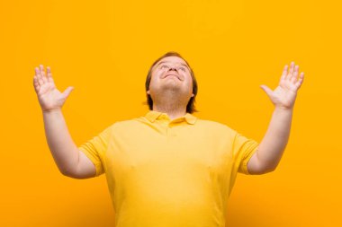 Mutlu, şaşkın, şanslı ve şaşırmış hissediyorum. Zaferi iki elim havada kutluyorum.