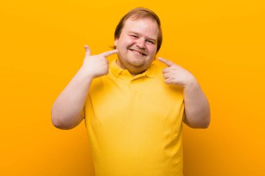 Kendine güvenen gülümseme, geniş gülümseme, pozitif, rahat, tatmin olmuş tavır.