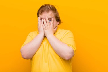 Korkuyor ya da utanıyor, dikizliyor ya da ellerle yarı kapalı gözlerle gözetliyor.