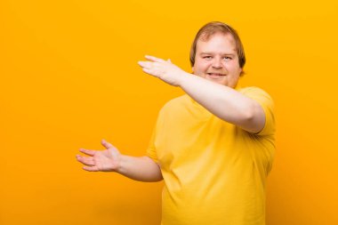 Bir nesneyi iki eliyle fotokopi alanında tutmak, bir nesneyi göstermek, sunmak veya reklamını yapmak