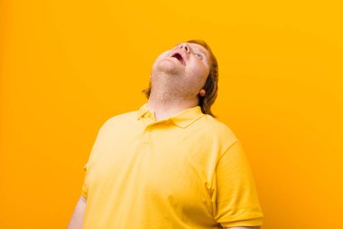 Öfkeyle bağırıyor, agresif bağırıyor, stresli ve sinirli görünüyor.