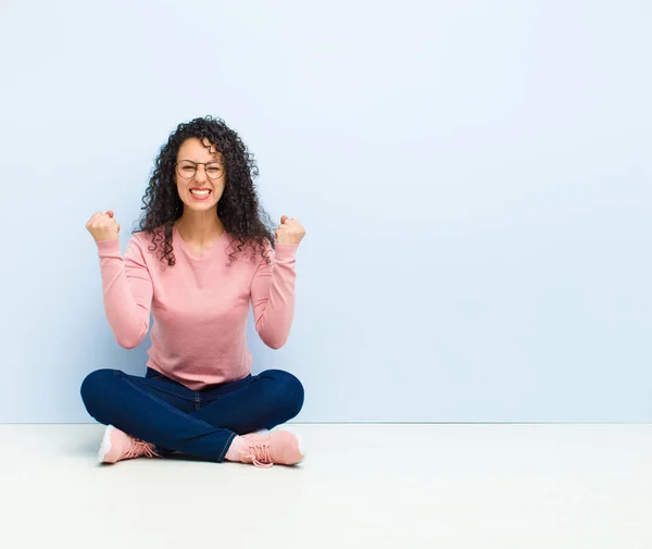 Joven Bonita Mujer Sintiéndose Feliz Sorprendida Orgullosa Gritando Celebrando Éxito — Foto de Stock