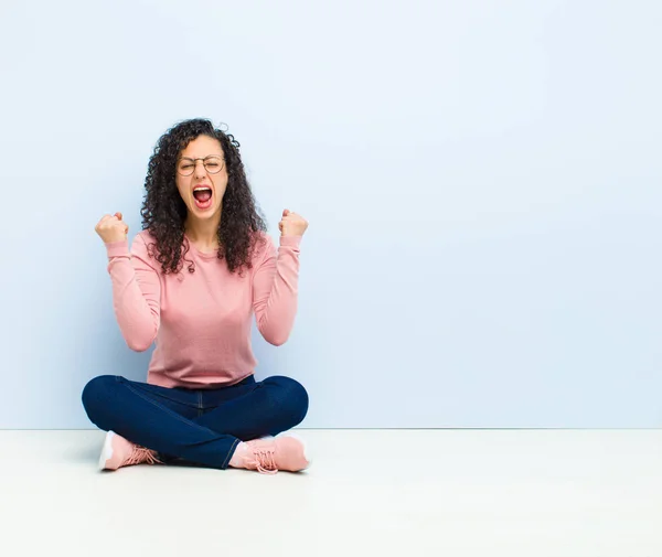 Joven Bonita Mujer Sintiéndose Feliz Positiva Exitosa Celebrando Victoria Logros — Foto de Stock