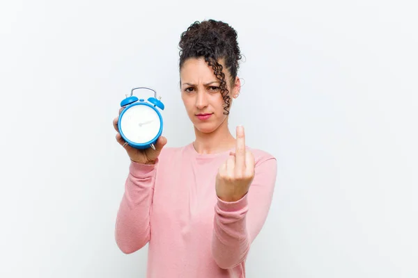 Joven Bonita Mujer Con Reloj Despertador Contra Pared Blanca — Foto de Stock