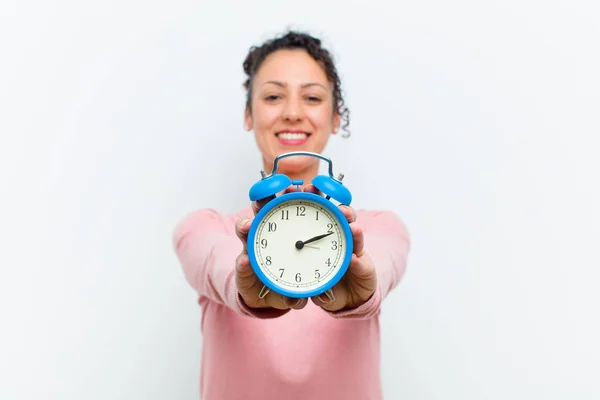 Joven Bonita Mujer Con Reloj Despertador Contra Pared Blanca — Foto de Stock