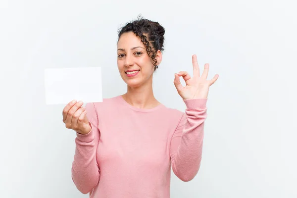 Joven Bonita Mujer Con Cartel Contra Pared Blanca —  Fotos de Stock