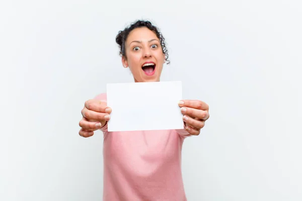 Jovem Mulher Bonita Com Cartaz Contra Parede Branca — Fotografia de Stock