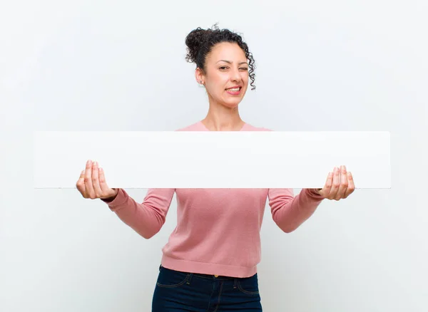 Joven Bonita Mujer Con Cartel Contra Pared Blanca — Foto de Stock