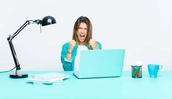 Młoda Ładna Kobieta Pracująca Laptopem Krzycząc Agresywnie Irytującym Sfrustrowanym Wściekłym — Zdjęcie stockowe