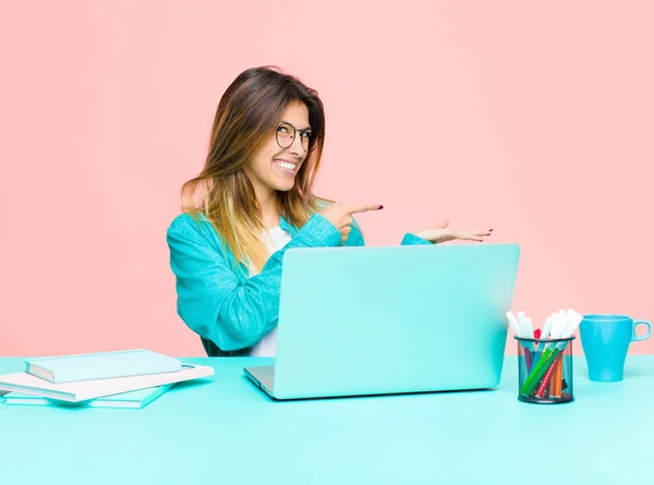 Joven Mujer Bonita Que Trabaja Con Ordenador Portátil Sonriendo Alegremente — Foto de Stock