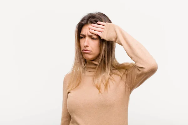 Junge Hübsche Frau Sieht Gestresst Müde Und Frustriert Aus Trocknet — Stockfoto