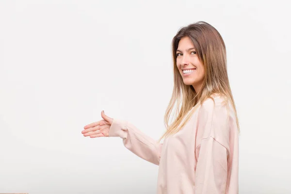 Joven Bonita Mujer Sonriendo Saludándote Ofreciendo Apretón Manos Para Cerrar — Foto de Stock