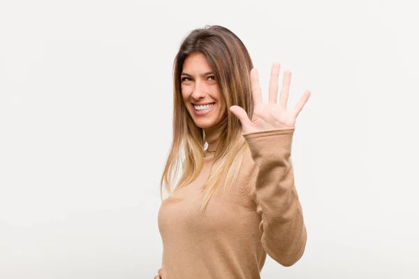 Jovem Mulher Bonita Sorrindo Olhando Amigável Mostrando Número Cinco Quinto — Fotografia de Stock