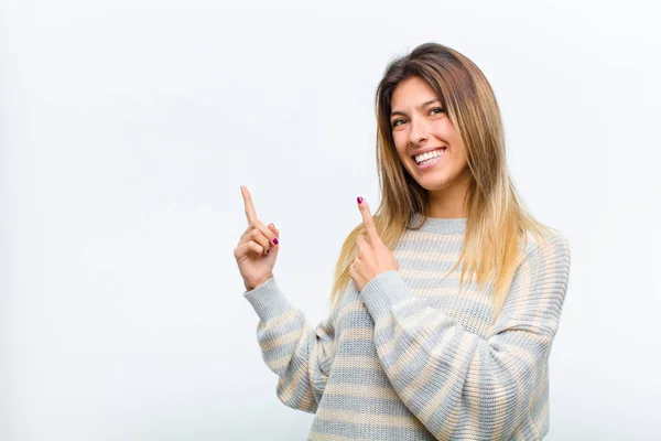 Ung Vacker Kvinna Ler Glatt Och Pekar Sidan Och Uppåt — Stockfoto