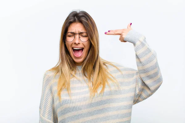 Jovem Bonita Mulher Olhando Infeliz Estressado Gesto Suicídio Fazendo Sinal — Fotografia de Stock